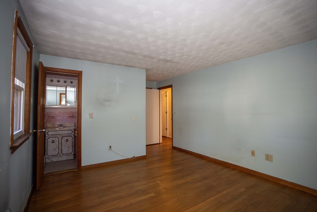 14 Sycamore Rd Wakefield, MA 01880