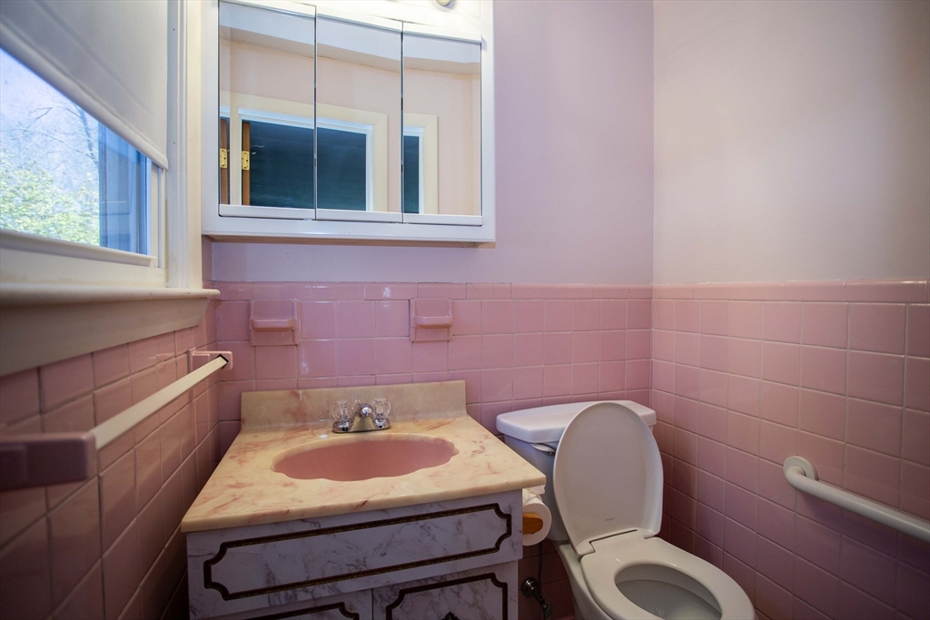 14 Sycamore Rd Wakefield, MA 01880