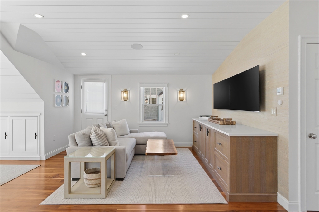 5 Seal Cv Ln Hingham, MA 02043