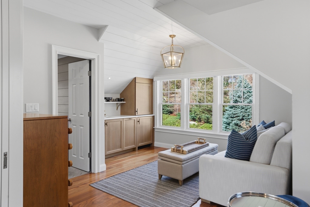 5 Seal Cv Ln Hingham, MA 02043