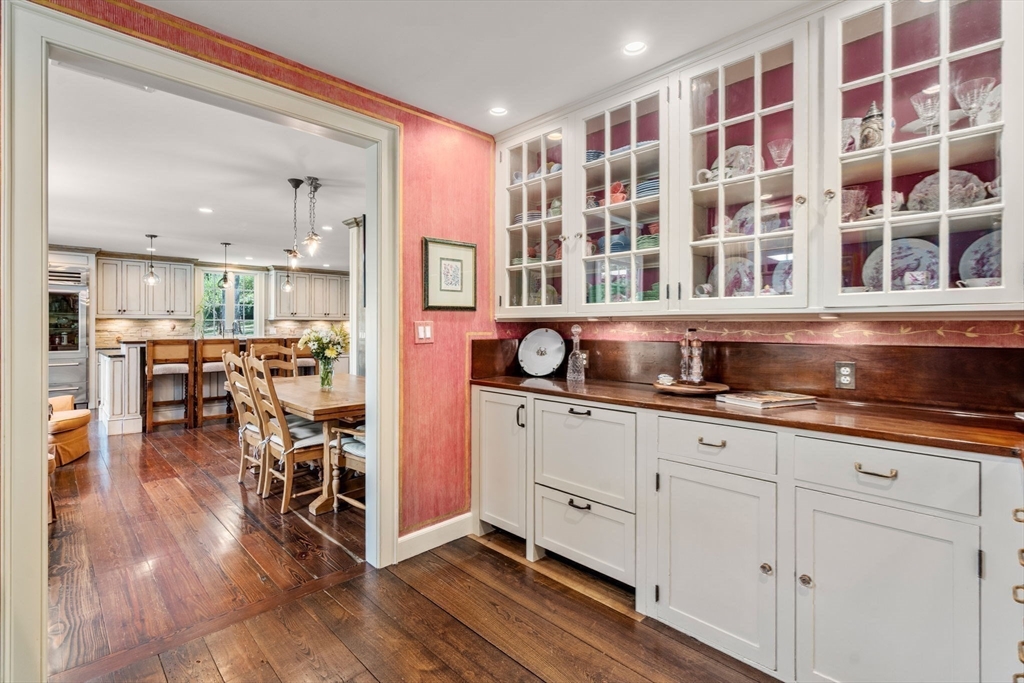 157 Ctr St Dover, MA 02030