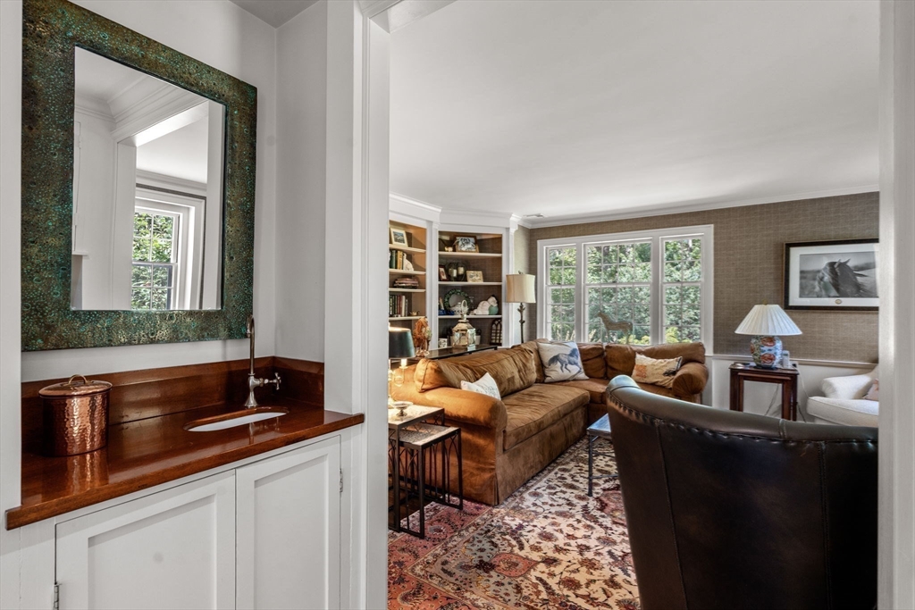 157 Ctr St Dover, MA 02030