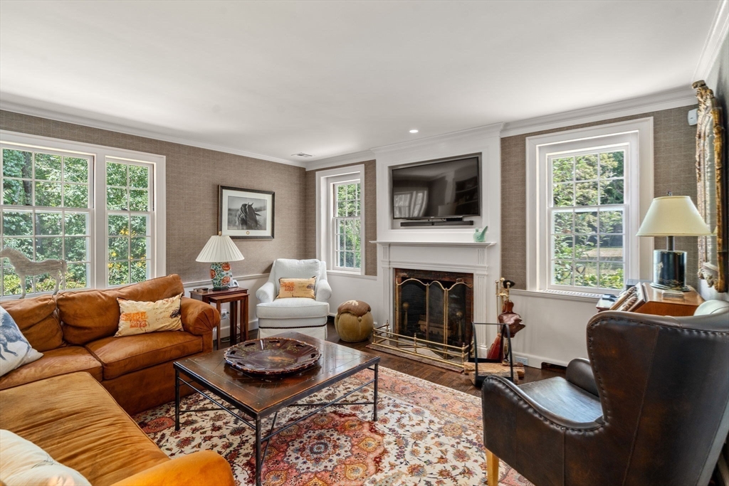 157 Ctr St Dover, MA 02030