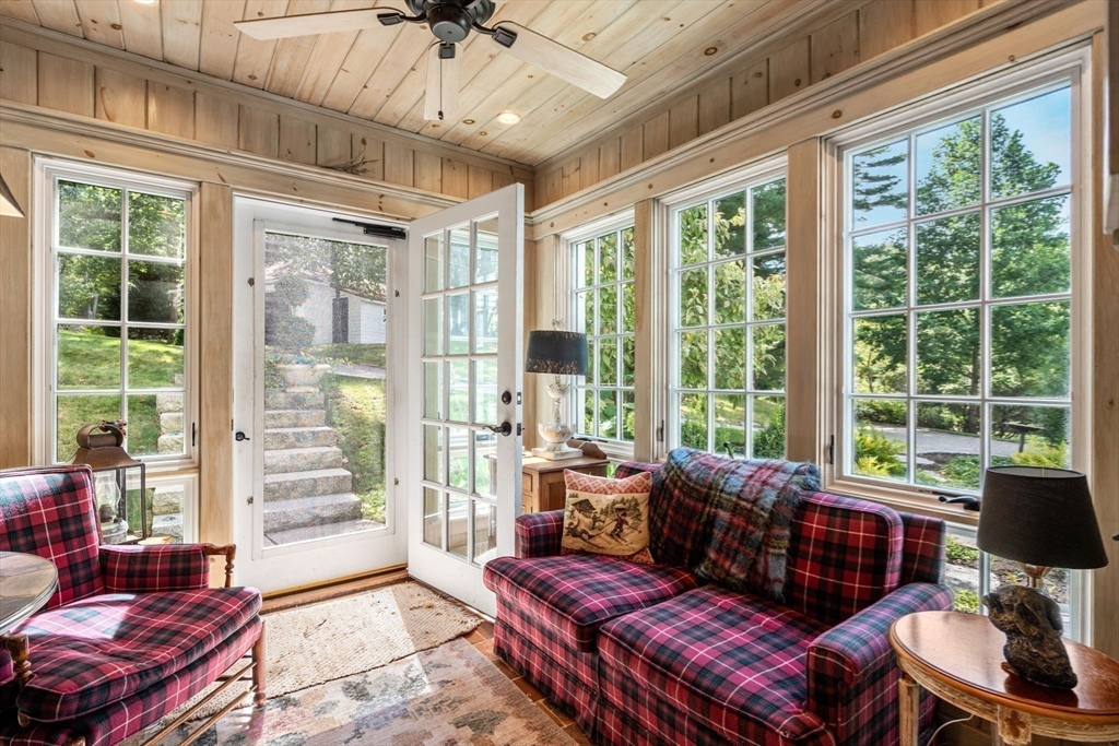 157 Ctr St Dover, MA 02030