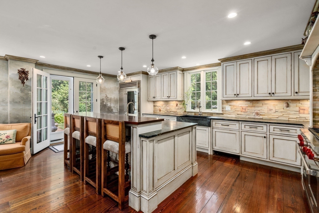 157 Ctr St Dover, MA 02030