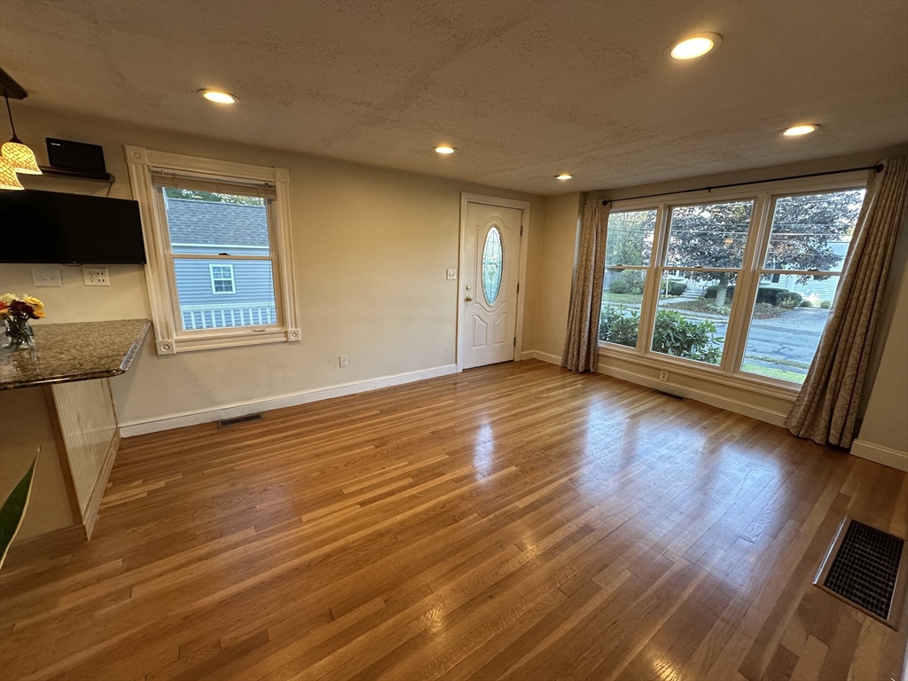 18 Walton St Wakefield, MA 01880 18 Walton St Wakefield, MA 01880