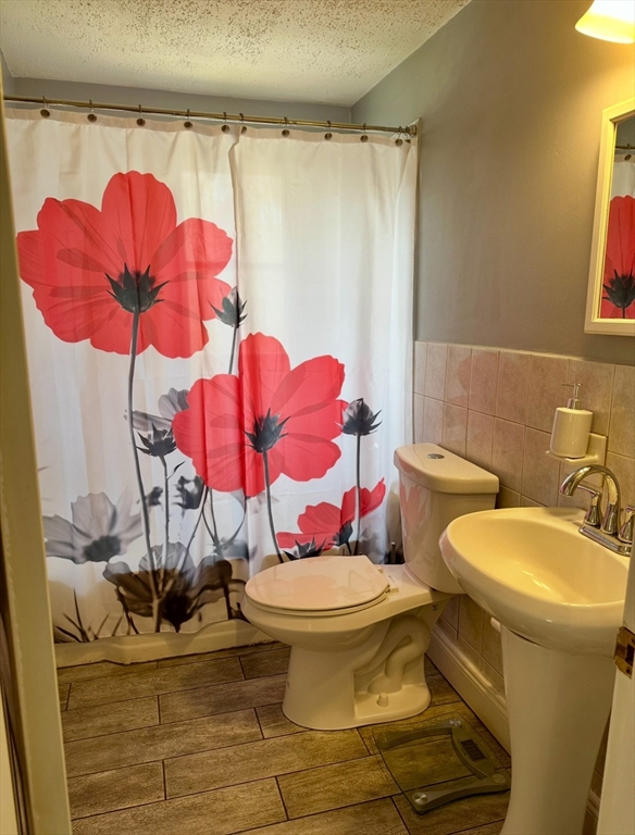 18 Walton St Wakefield, MA 01880 18 Walton St Wakefield, MA 01880