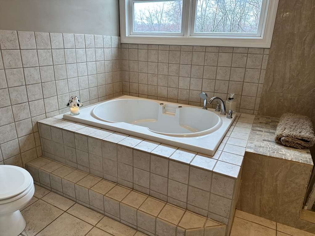 18 Walton St Wakefield, MA 01880 18 Walton St Wakefield, MA 01880