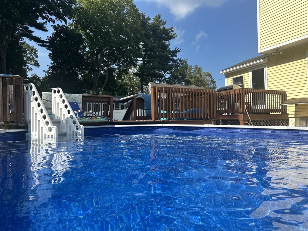 18 Walton St Wakefield, MA 01880 18 Walton St Wakefield, MA 01880