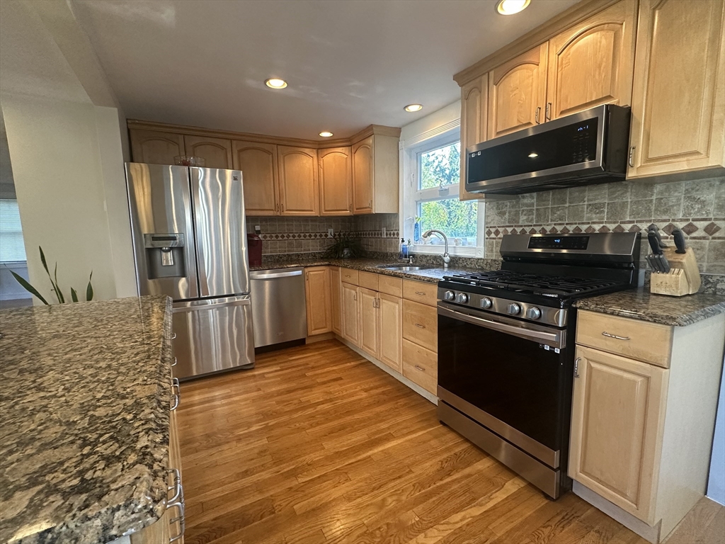 18 Walton St Wakefield, MA 01880 18 Walton St Wakefield, MA 01880