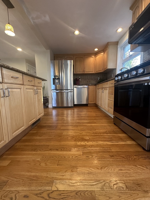18 Walton St Wakefield, MA 01880 18 Walton St Wakefield, MA 01880