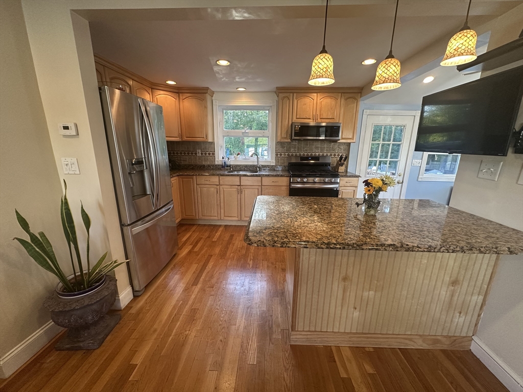 18 Walton St Wakefield, MA 01880 18 Walton St Wakefield, MA 01880
