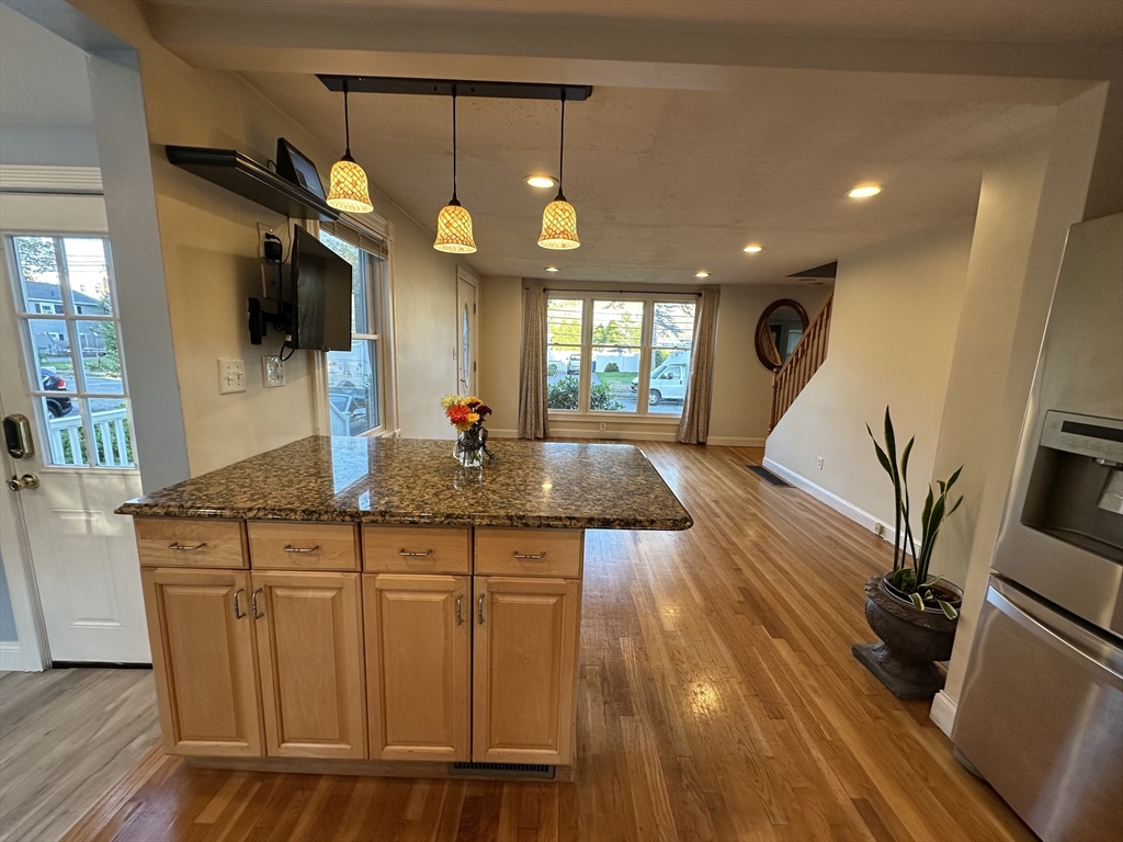 18 Walton St Wakefield, MA 01880 18 Walton St Wakefield, MA 01880