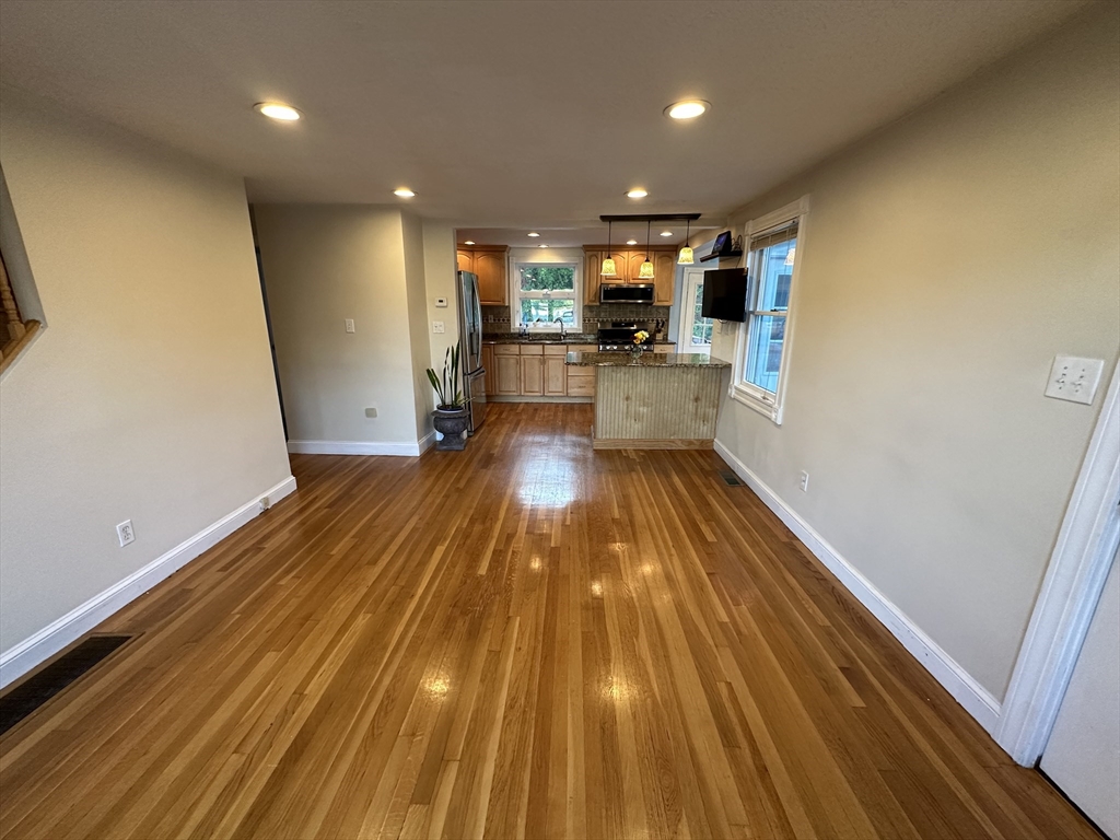 18 Walton St Wakefield, MA 01880 18 Walton St Wakefield, MA 01880