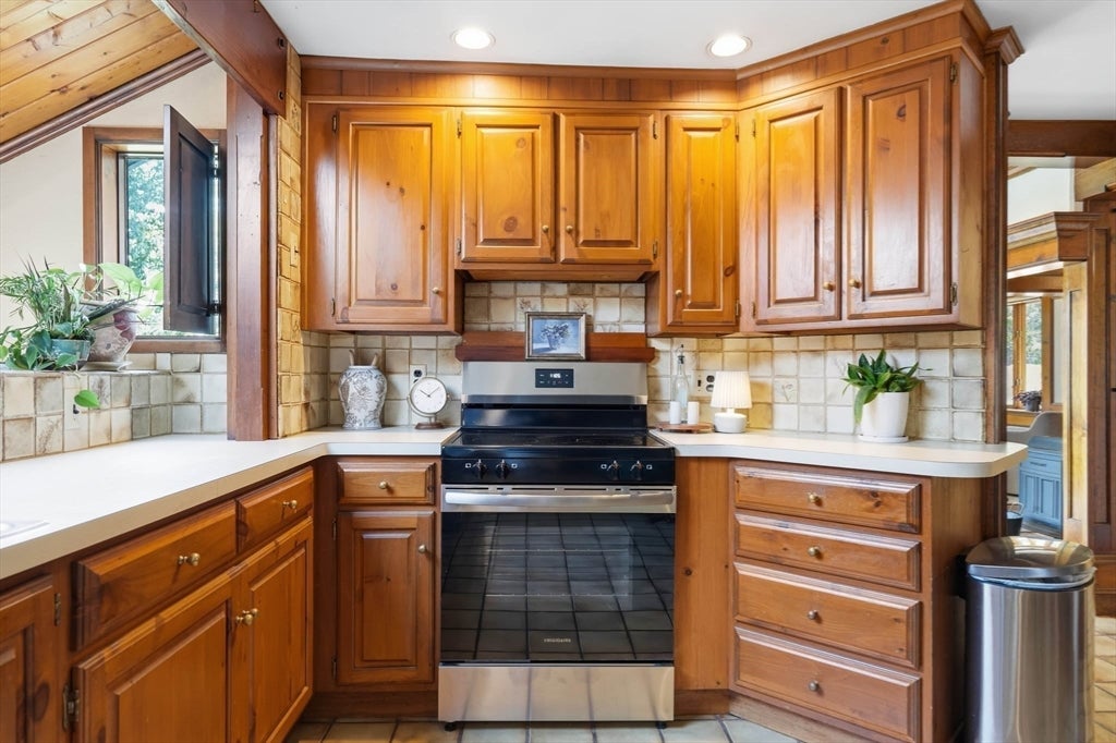19 Curv St Wakefield, MA 01880