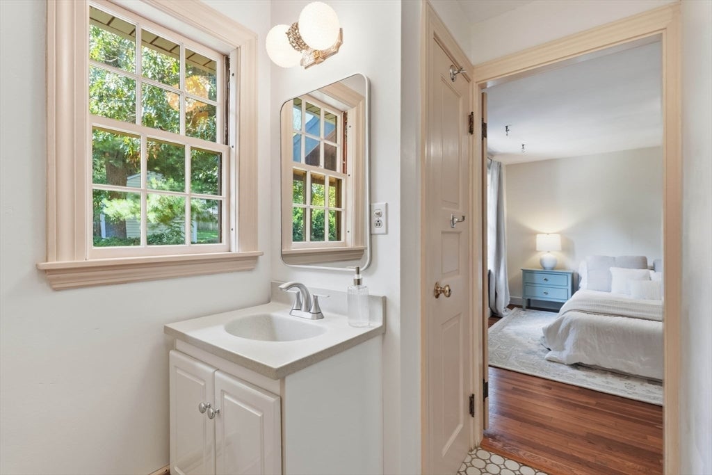 19 Curv St Wakefield, MA 01880
