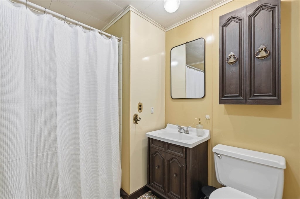 19 Curv St Wakefield, MA 01880