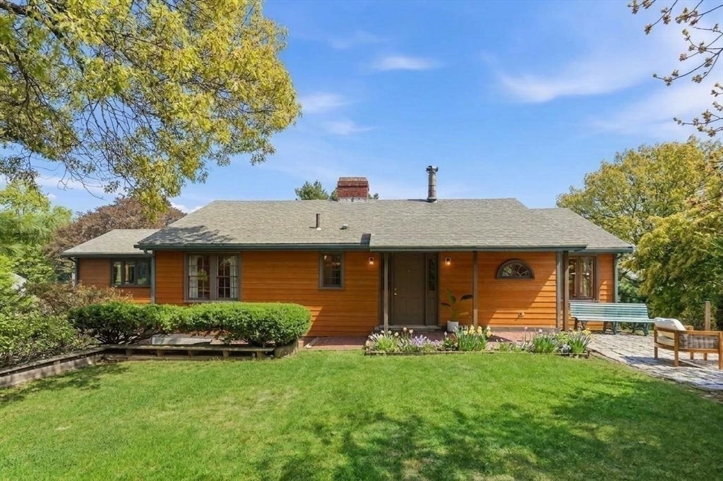 19 Curv St Wakefield, MA 01880