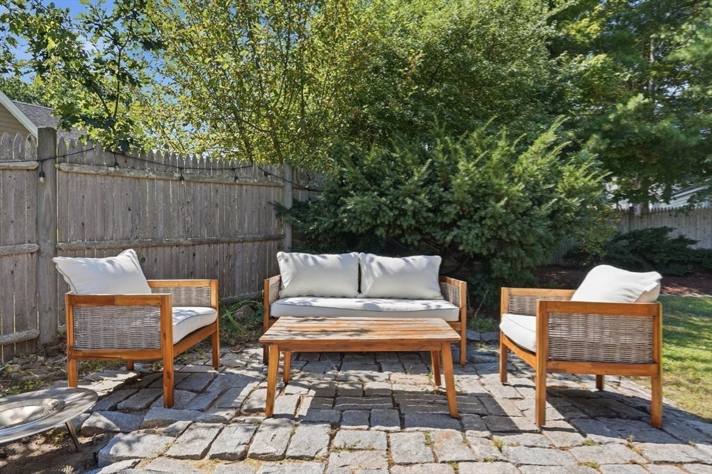19 Curv St Wakefield, MA 01880