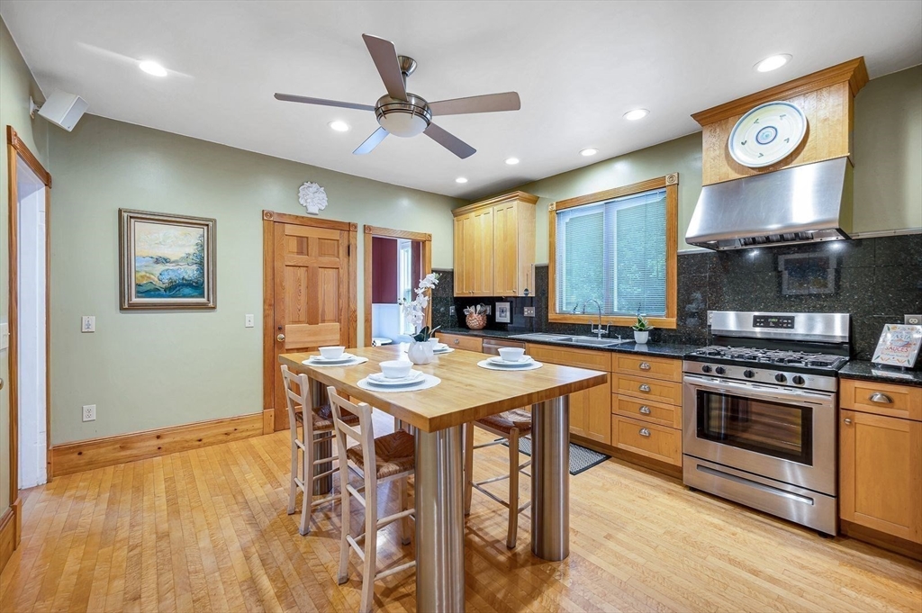 14 Richardson Ave Wakefield, MA 01880