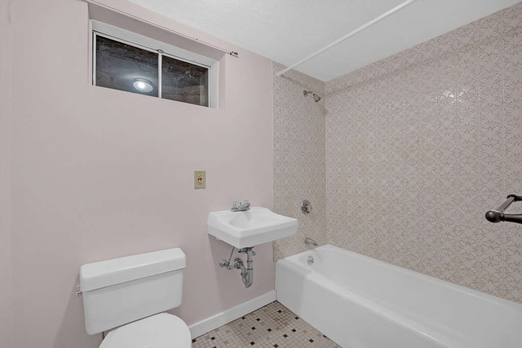9 Lilah Cir Wakefield, MA 01880 9 Lilah Cir Wakefield, MA 01880