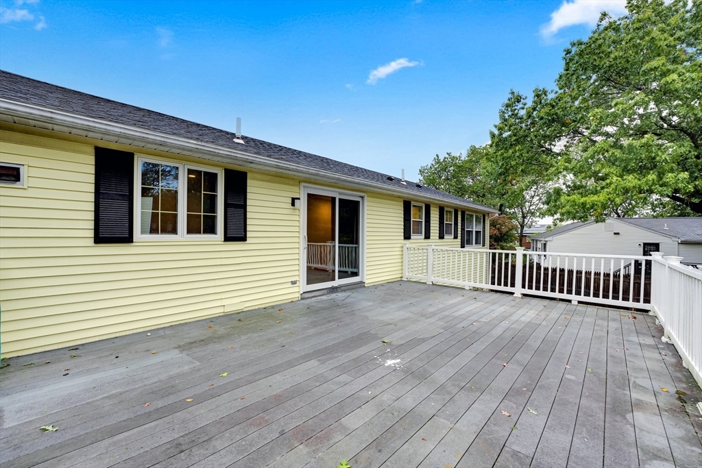 9 Lilah Cir Wakefield, MA 01880 9 Lilah Cir Wakefield, MA 01880