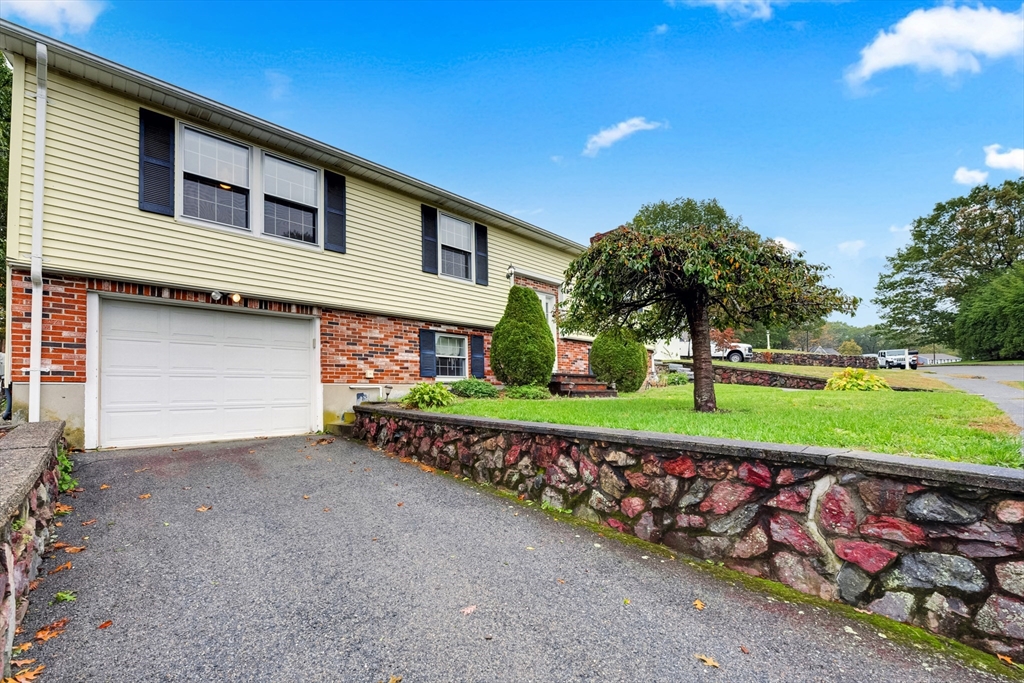 9 Lilah Cir Wakefield, MA 01880 9 Lilah Cir Wakefield, MA 01880
