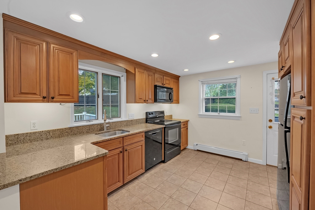 9 Lilah Cir Wakefield, MA 01880 9 Lilah Cir Wakefield, MA 01880