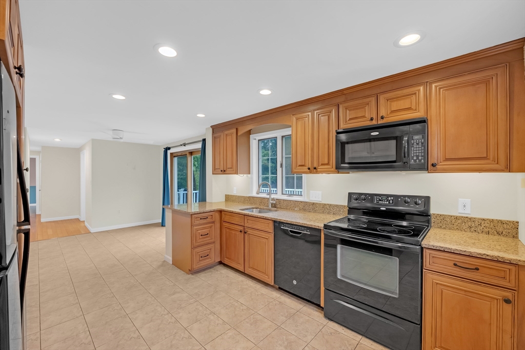 9 Lilah Cir Wakefield, MA 01880 9 Lilah Cir Wakefield, MA 01880