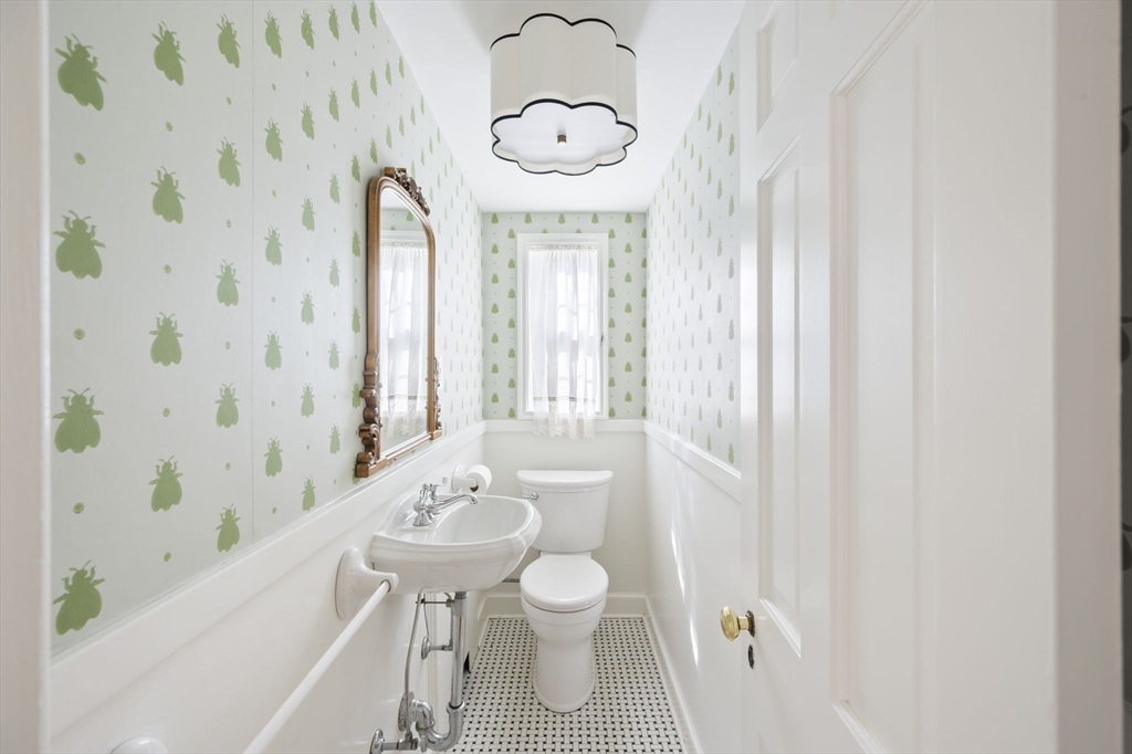 19 Lantern Ln Milton, MA 02186