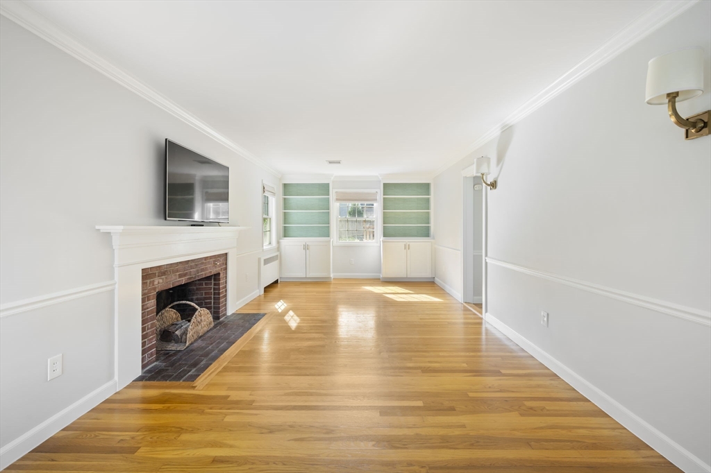 19 Lantern Ln Milton, MA 02186