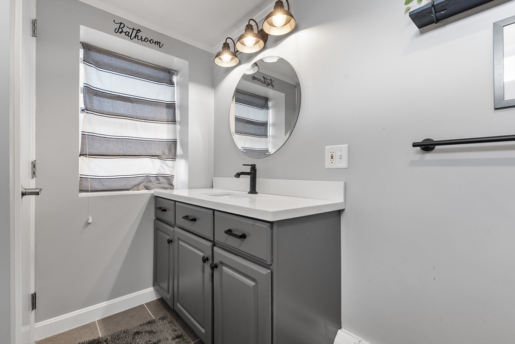 3 Suntaug St Lynnfield, MA 01940