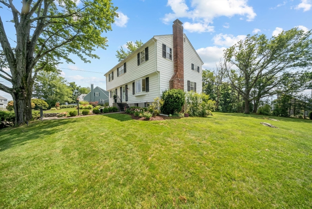 17 Wakefield St Reading, MA 01867