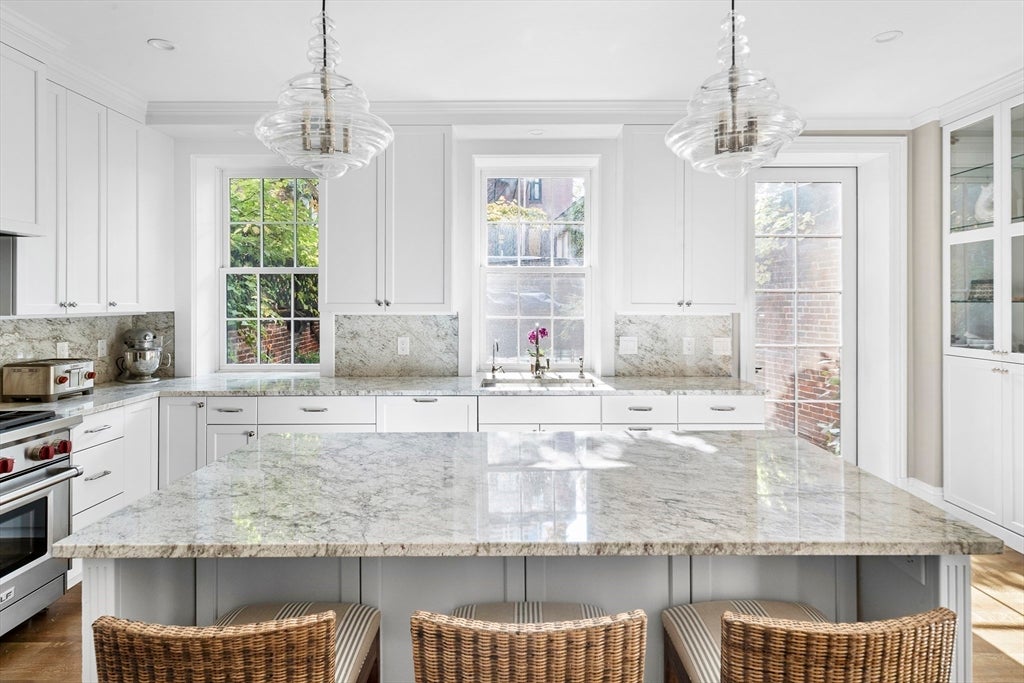 54 Pinckney St Boston, MA 02114