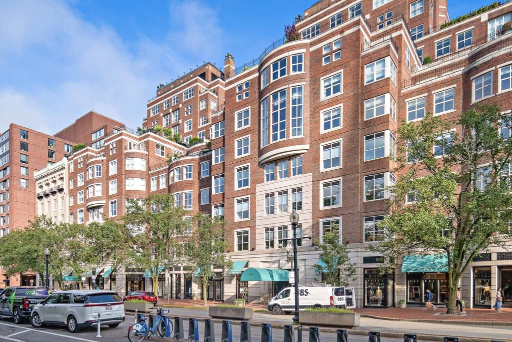300 Boylston St #909