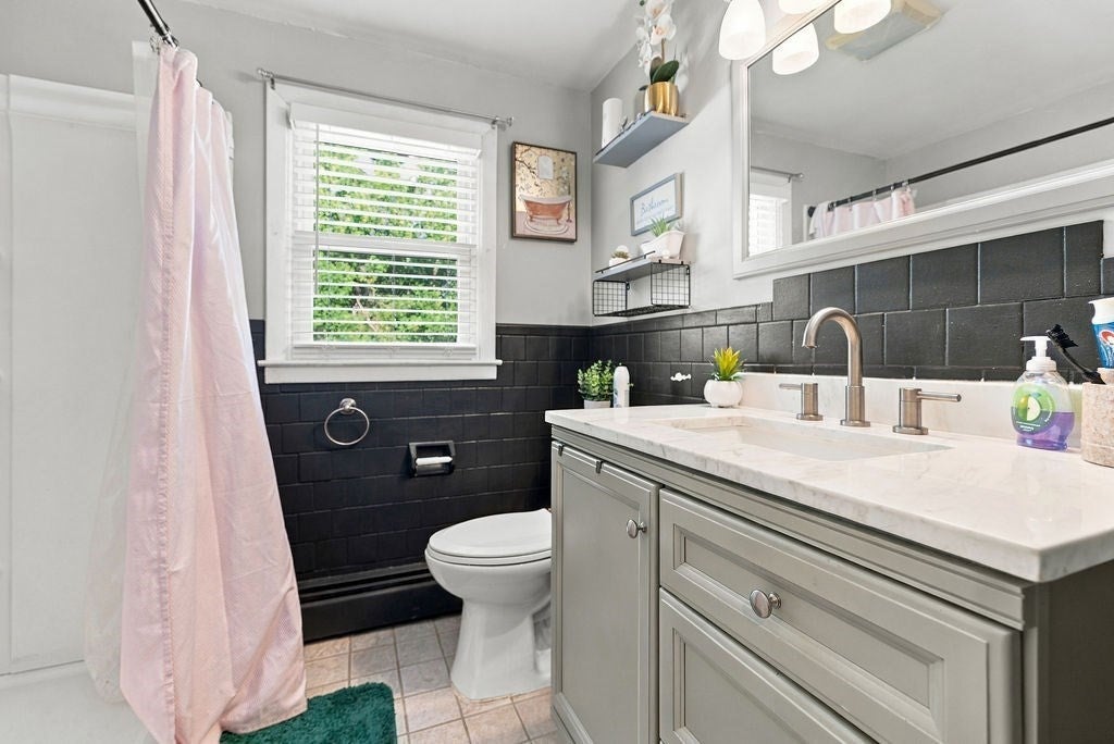24 Vincenzo Dr West Warwick, RI 02893