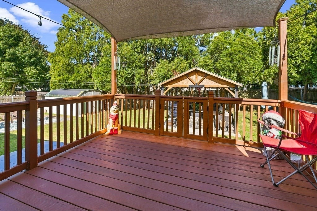 24 Vincenzo Dr West Warwick, RI 02893