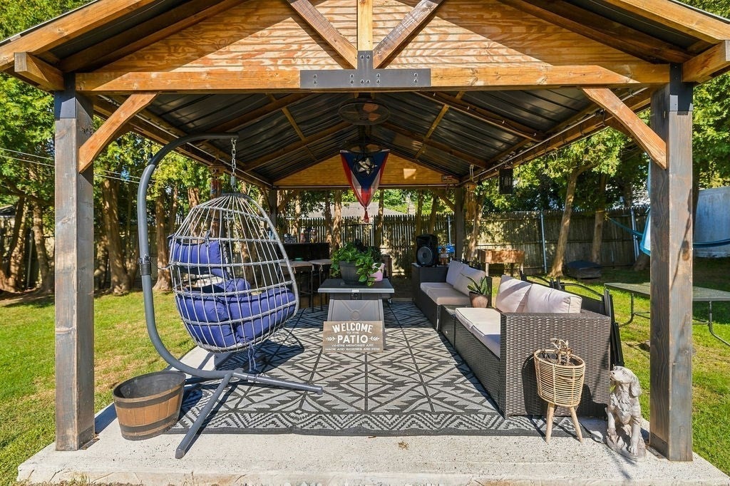 24 Vincenzo Dr West Warwick, RI 02893