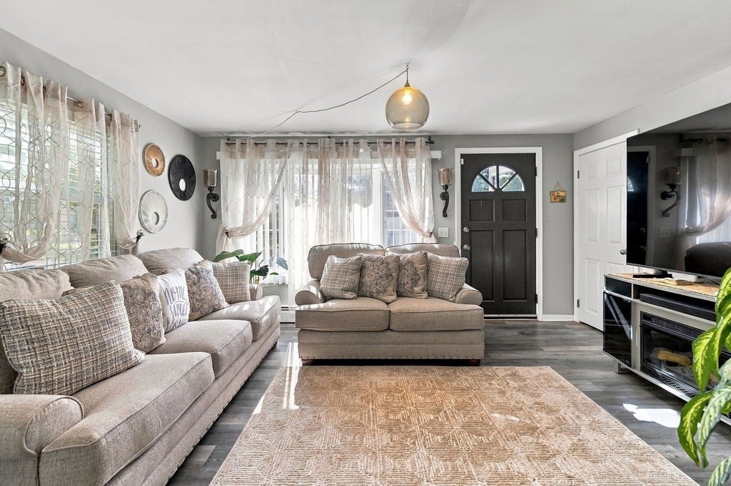 24 Vincenzo Dr West Warwick, RI 02893