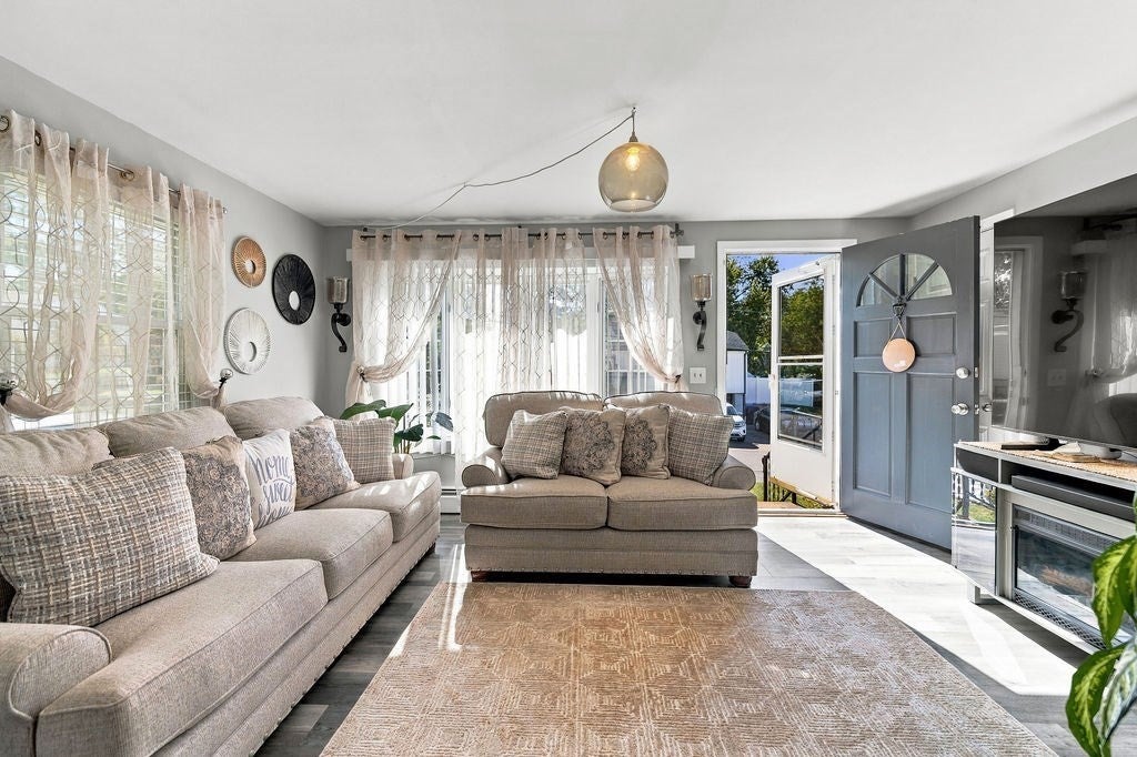 24 Vincenzo Dr West Warwick, RI 02893