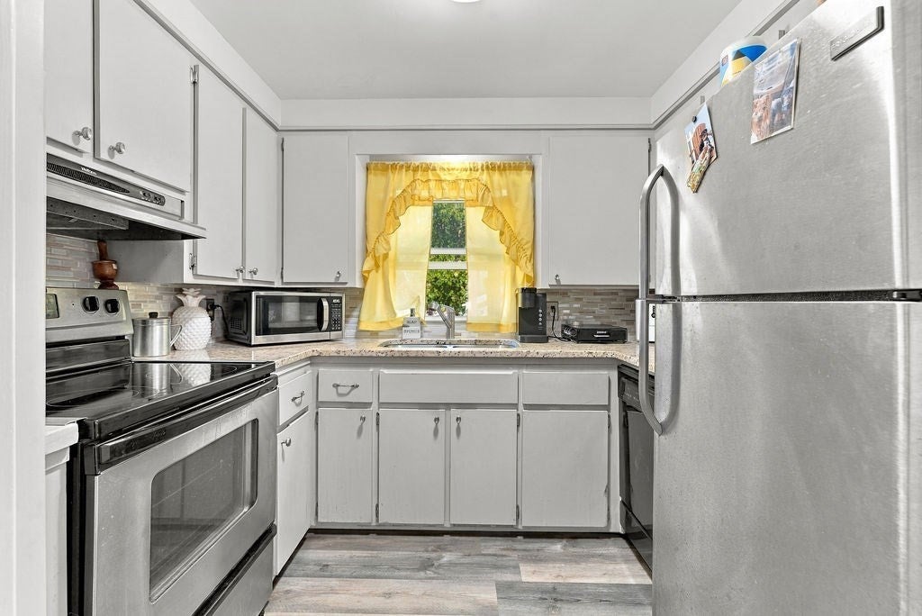 24 Vincenzo Dr West Warwick, RI 02893