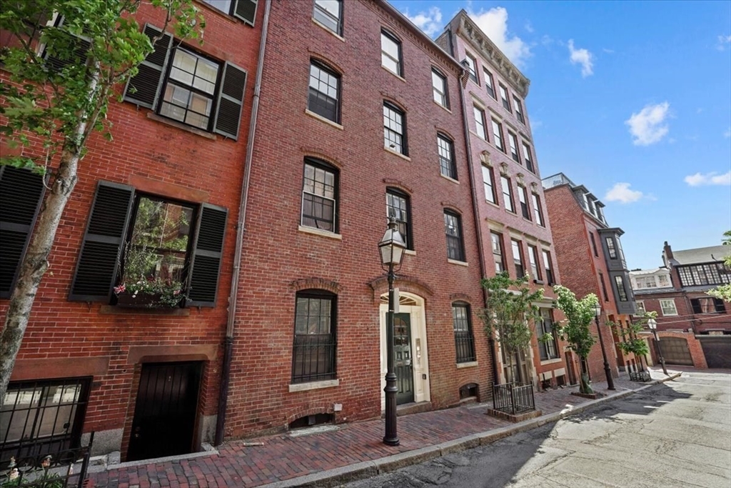 130 Myrtle St Boston, MA 02114