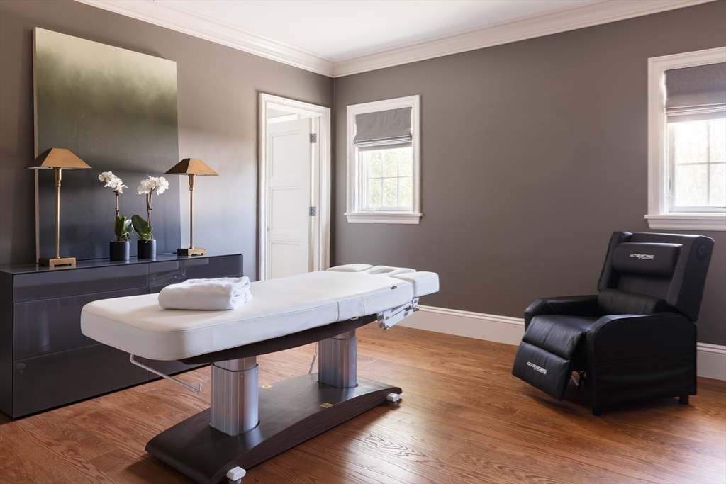98 Heather Ln Needham, MA 02492 98 Heather Ln Needham, MA 02492