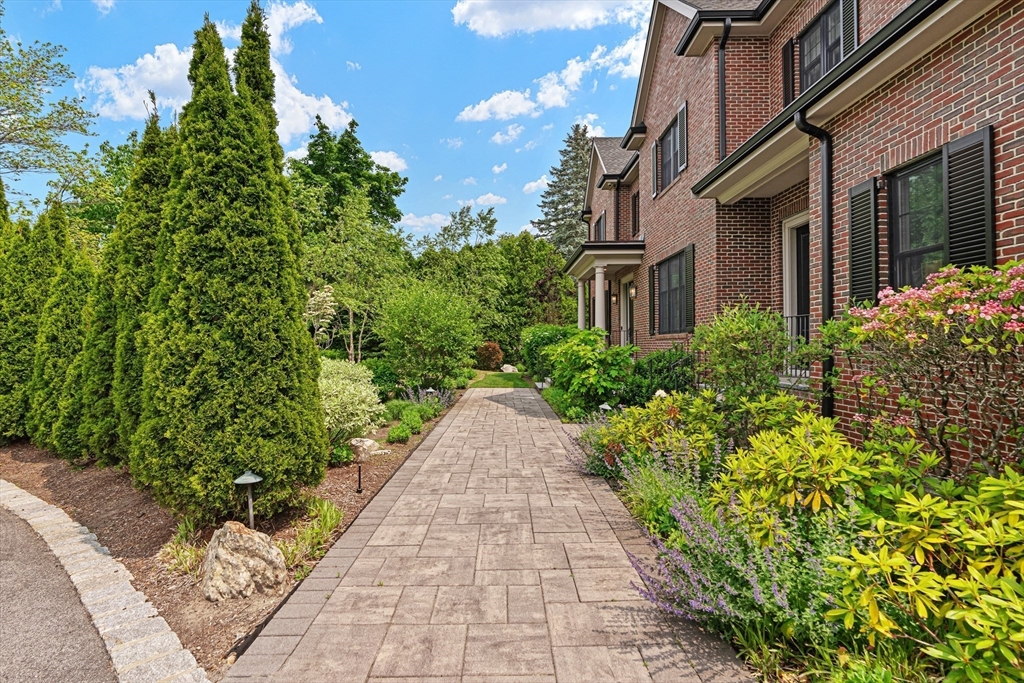 382 Lee St Brookline, MA 02445 382 Lee St Brookline, MA 02445