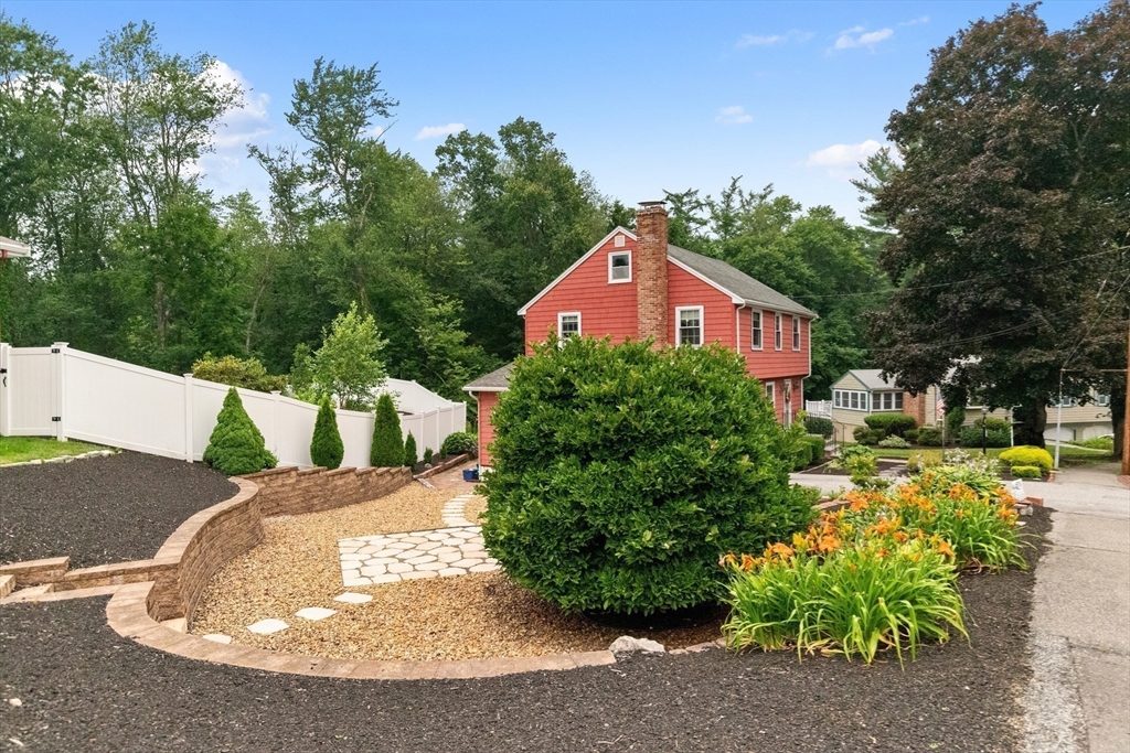 8 Indian Ln Wakefield, MA 01880