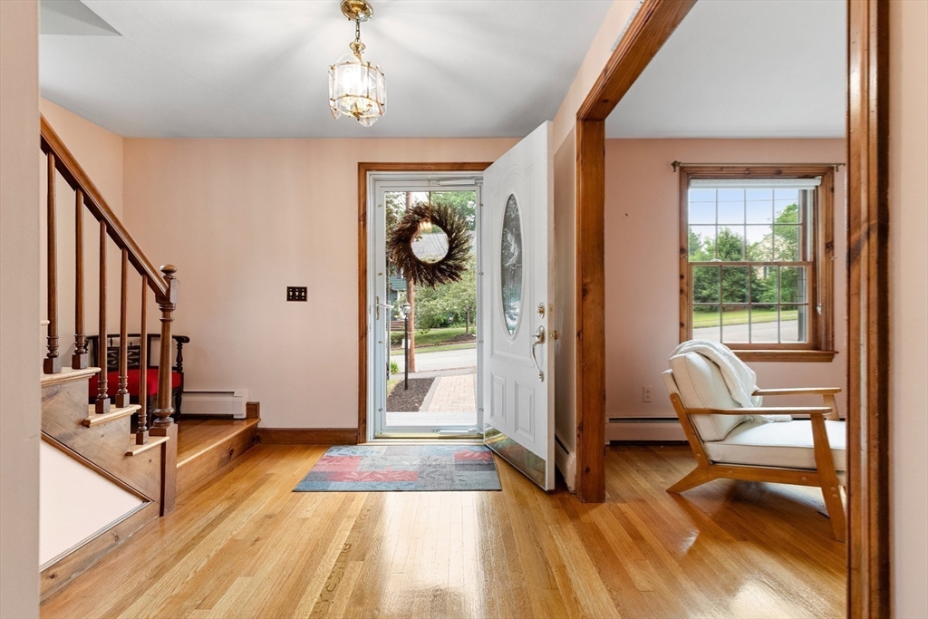 8 Indian Ln Wakefield, MA 01880