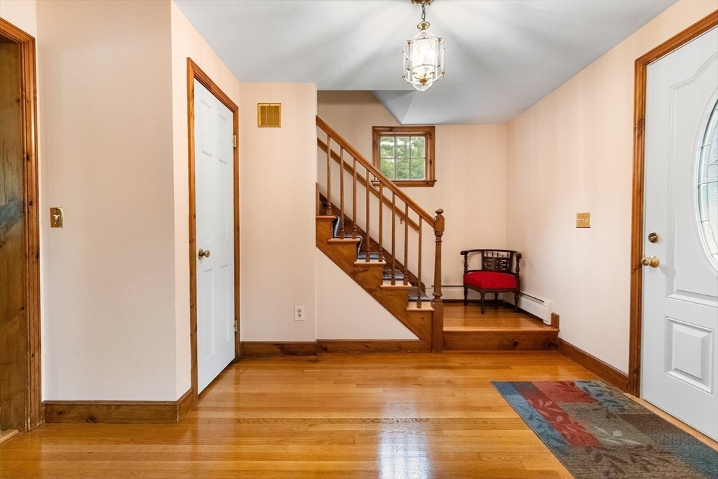 8 Indian Ln Wakefield, MA 01880