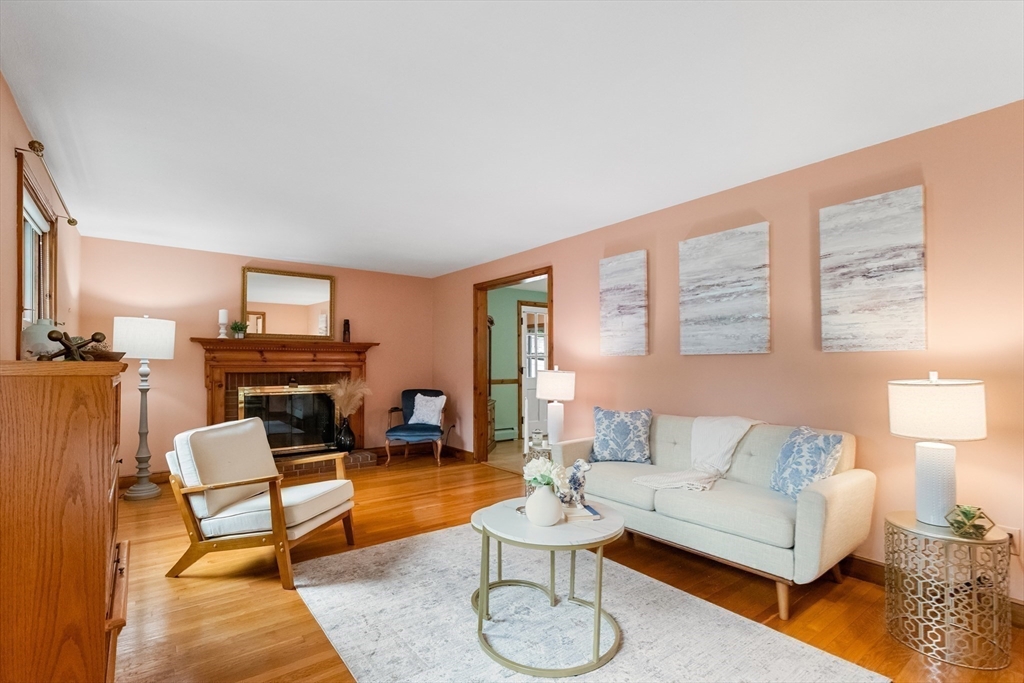 8 Indian Ln Wakefield, MA 01880