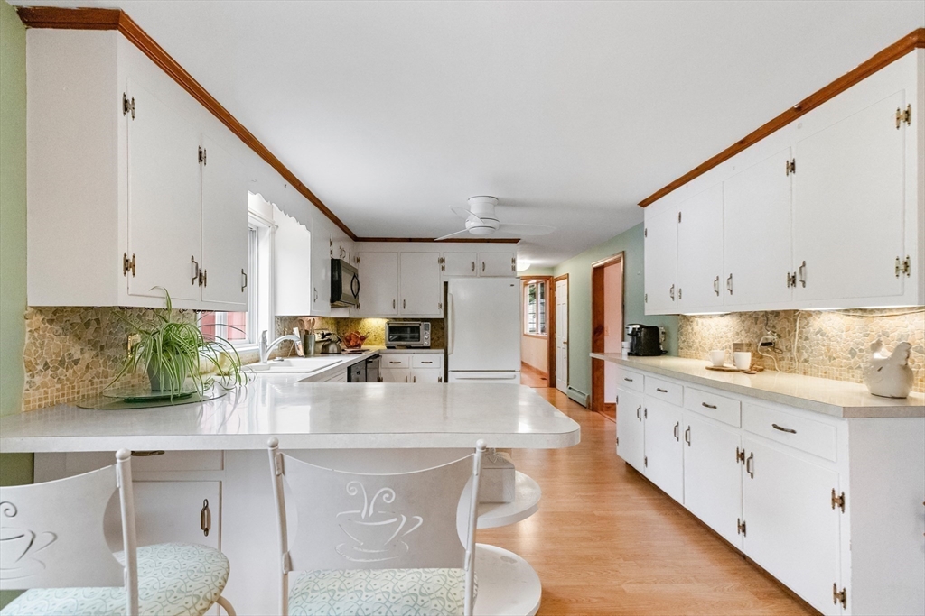 8 Indian Ln Wakefield, MA 01880