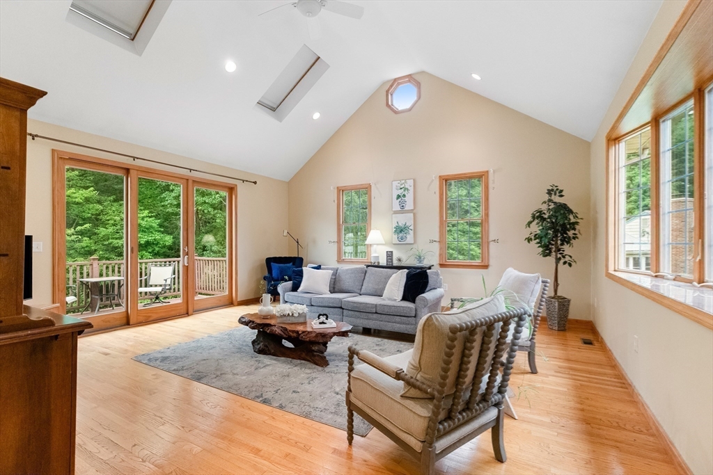 8 Indian Ln Wakefield, MA 01880